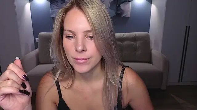 Snapshot of MelanieBennett chatting on 10/18/25, 06:05 MelanieBennett online show from 10/18/25, 06:05