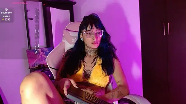 Snapshot of SharaRoss1 chatting on 11/14/25, 08:13 SharaRoss1 online show from 11/14/25, 08:13