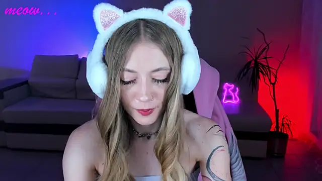 Snapshot of SweetMeeow chatting on 11/21/25, 05:06 SweetMeeow online show from 11/21/25, 05:06