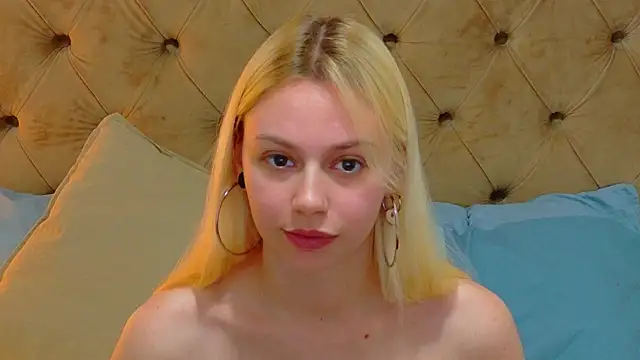 Snapshot of AlessiaCroft chatting on 04/19/26, 04:12 AlessiaCroft online show from 04/19/26, 04:12