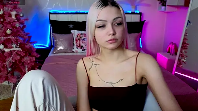 Snapshot of LinaLirian chatting on 12/16/25, 01:38 LinaLirian online show from 12/16/25, 01:38