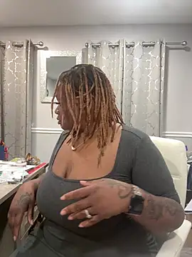 Snapshot of RoyalQueen2u chatting on 04/06/26, 07:09 RoyalQueen2u online show from 04/06/26, 07:09