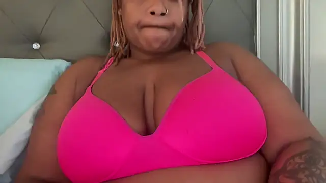 Snapshot of RoyalQueen2u chatting on 04/08/26, 06:30 RoyalQueen2u online show from 04/08/26, 06:30