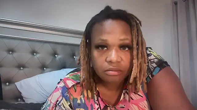 Snapshot of RoyalQueen2u chatting on 05/18/26, 12:07 RoyalQueen2u online show from 05/18/26, 12:07