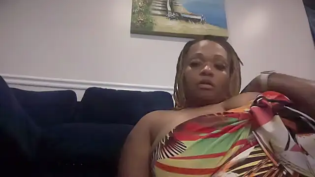 Snapshot of RoyalQueen2u chatting on 05/31/26, 07:37 RoyalQueen2u online show from 05/31/26, 07:37