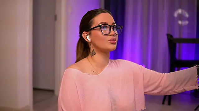 Snapshot of AryaDeluna chatting on 11/26/25, 07:26 AryaDeluna online show from 11/26/25, 07:26