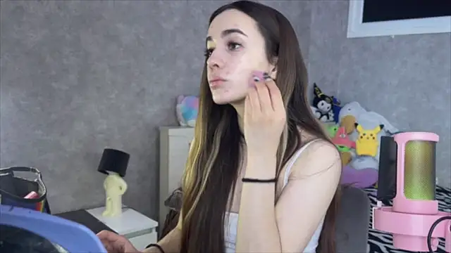 Snapshot of CupSizeGirl chatting on 04/15/26, 09:49 CupSizeGirl online show from 04/15/26, 09:49