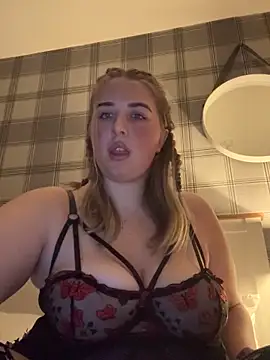 Snapshot of CutieCurvyGirlxo chatting on 10/12/25, 10:09 CutieCurvyGirlxo online show from 10/12/25, 10:09