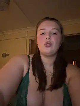 Snapshot of CutieCurvyGirlxo chatting on 02/07/26, 12:03 CutieCurvyGirlxo online show from 02/07/26, 12:03