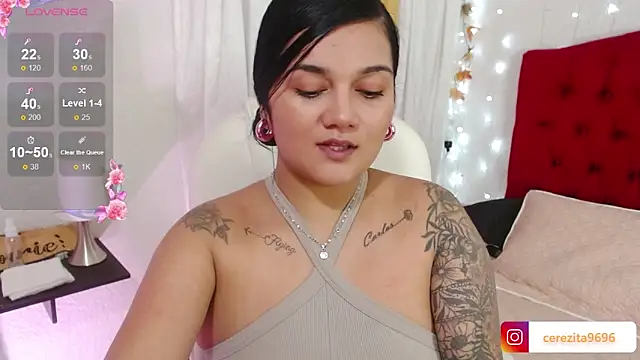 Snapshot of mia_traveluxe chatting on 09/18/25, 02:02 mia traveluxe online show from 09/18/25, 02:02