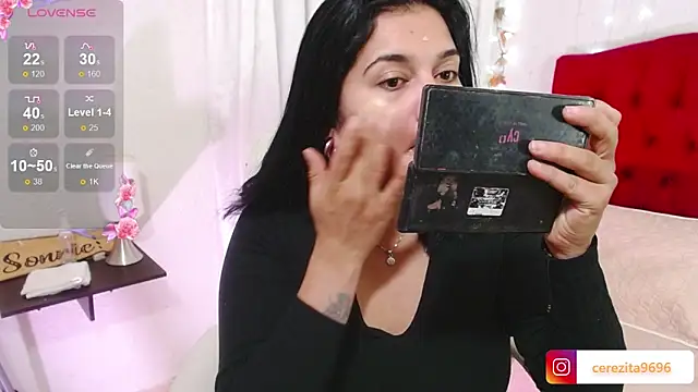 Snapshot of mia_traveluxe chatting on 09/19/25, 01:51 mia traveluxe online show from 09/19/25, 01:51