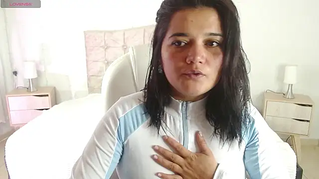 Snapshot of mia_traveluxe chatting on 10/05/25, 02:10 mia traveluxe online show from 10/05/25, 02:10