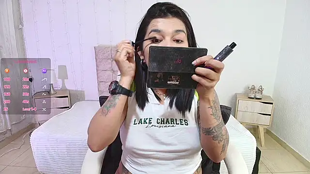 Snapshot of mia_traveluxe chatting on 10/27/25, 02:37 mia traveluxe online show from 10/27/25, 02:37