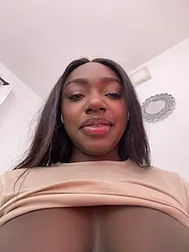 Snapshot of alissradiante1 chatting on 04/16/26, 01:06 alissradiante1 online show from 04/16/26, 01:06