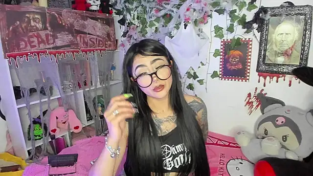 sarahminage  online show from 10/23/25, 10:52