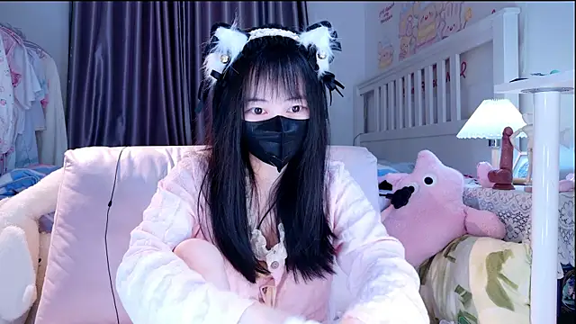 love-uiui online show from 10/31/25, 04:08