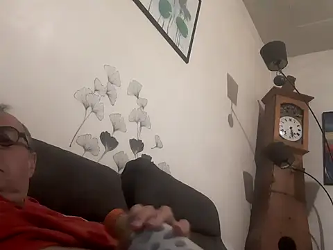 Snapshot of Vince072 chatting on 09/19/25, 04:25 Vince072 online show from 09/19/25, 04:25