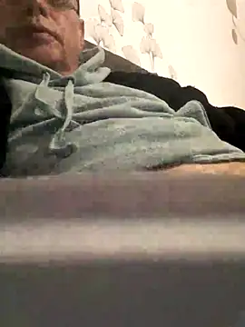 Snapshot of Vince072 chatting on 09/26/25, 03:43 Vince072 online show from 09/26/25, 03:43