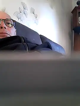 Snapshot of Vince072 chatting on 10/06/25, 06:11 Vince072 online show from 10/06/25, 06:11