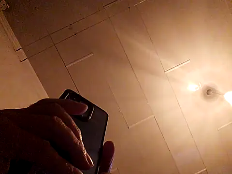 Snapshot of Vince072 chatting on 10/28/25, 04:42 Vince072 online show from 10/28/25, 04:42