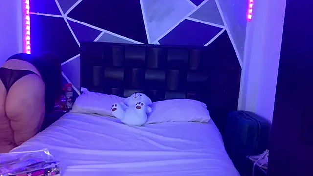 Snapshot of jazminslut chatting on 04/15/26, 01:01 jazminslut online show from 04/15/26, 01:01