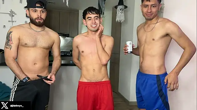 Snapshot of zoneboys chatting on 10/29/25, 02:25 zoneboys online show from 10/29/25, 02:25