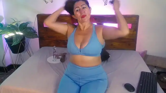 Yeseniaa25  online show from 09/23/25, 07:06