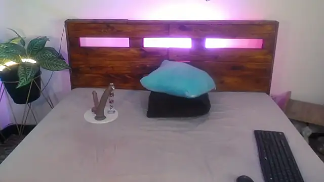 Yeseniaa25  online show from 10/02/25, 12:56