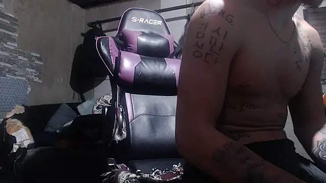 Snapshot of mastertrap chatting on 11/27/25, 01:46 mastertrap online show from 11/27/25, 01:46