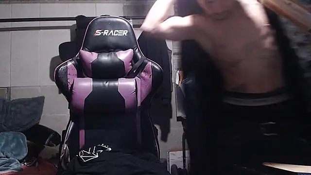 Snapshot of mastertrap chatting on 12/15/25, 05:55 mastertrap online show from 12/15/25, 05:55