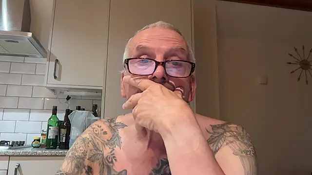 Snapshot of poggles chatting on 09/18/25, 06:48 poggles online show from 09/18/25, 06:48