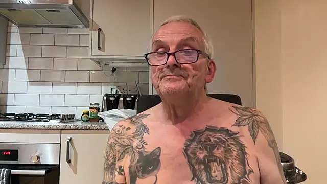 Snapshot of poggles chatting on 09/18/25, 07:49 poggles online show from 09/18/25, 07:49