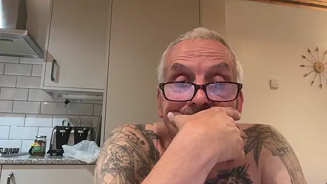 Snapshot of poggles chatting on 09/19/25, 08:31 poggles online show from 09/19/25, 08:31