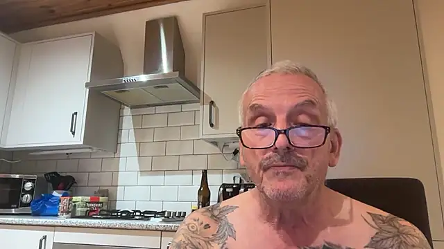 Snapshot of poggles chatting on 09/20/25, 08:48 poggles online show from 09/20/25, 08:48