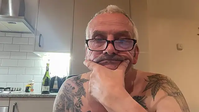 Snapshot of poggles chatting on 09/20/25, 09:05 poggles online show from 09/20/25, 09:05