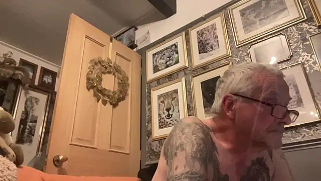 Snapshot of poggles chatting on 09/30/25, 08:03 poggles online show from 09/30/25, 08:03