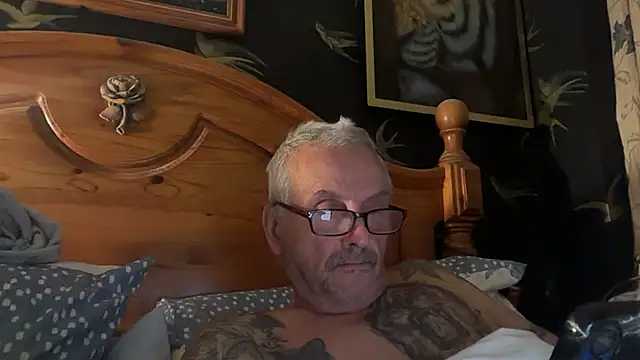 Snapshot of poggles chatting on 10/03/25, 07:33 poggles online show from 10/03/25, 07:33