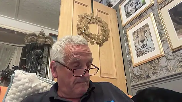 Snapshot of poggles chatting on 10/14/25, 08:31 poggles online show from 10/14/25, 08:31