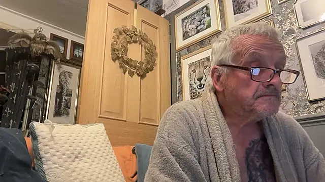 Snapshot of poggles chatting on 10/19/25, 08:31 poggles online show from 10/19/25, 08:31