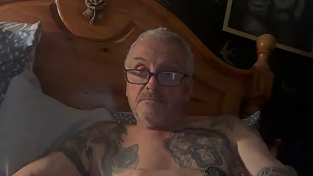 Snapshot of poggles chatting on 10/22/25, 07:24 poggles online show from 10/22/25, 07:24