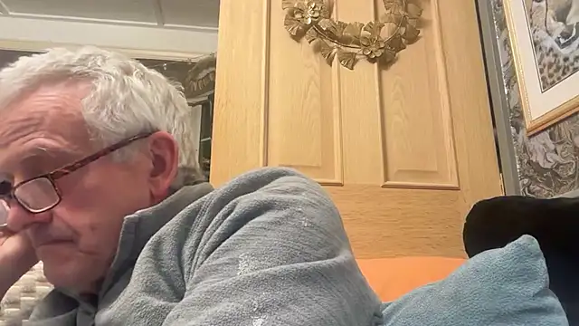 Snapshot of poggles chatting on 10/27/25, 10:36 poggles online show from 10/27/25, 10:36