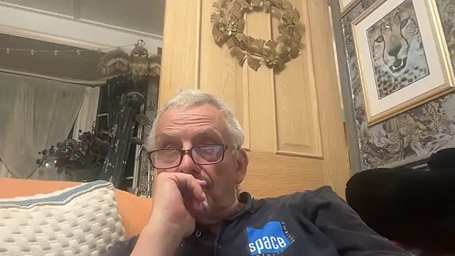 Snapshot of poggles chatting on 10/28/25, 09:39 poggles online show from 10/28/25, 09:39