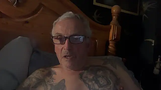 Snapshot of poggles chatting on 10/29/25, 07:26 poggles online show from 10/29/25, 07:26