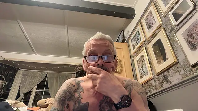 Snapshot of poggles chatting on 03/03/26, 08:48 poggles online show from 03/03/26, 08:48