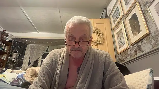 Snapshot of poggles chatting on 03/08/26, 09:40 poggles online show from 03/08/26, 09:40