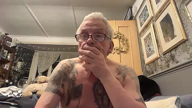 Snapshot of poggles chatting on 03/21/26, 09:40 poggles online show from 03/21/26, 09:40