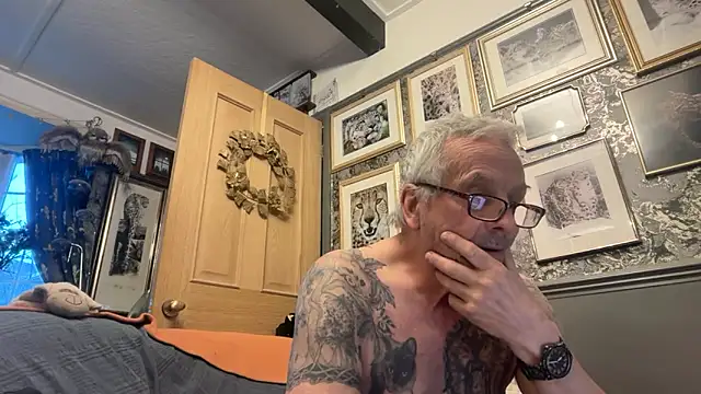 Snapshot of poggles chatting on 03/24/26, 06:07 poggles online show from 03/24/26, 06:07