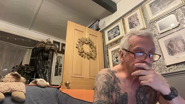 Snapshot of poggles chatting on 03/24/26, 08:36 poggles online show from 03/24/26, 08:36