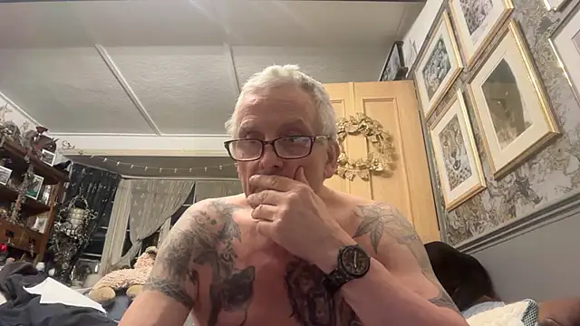 Snapshot of poggles chatting on 03/25/26, 10:27 poggles online show from 03/25/26, 10:27