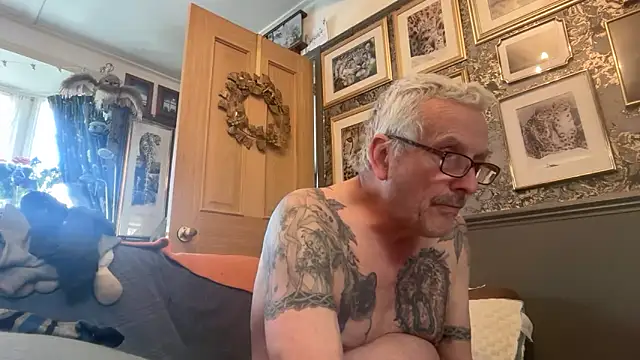 Snapshot of poggles chatting on 03/26/26, 03:28 poggles online show from 03/26/26, 03:28